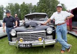 Perttu Lindsberg (oik.) ja Pasi Mäkelä sekä alkuperäisessä kuosissaan oleva vuoden 1946 Dodge.