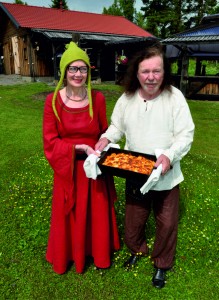 HiiliWillen emäntä Henna Latinen-Taipale ja isäntä Sauli Taipale sekä ulkouunissa valmistettu Sarkaniemen särä, jonka valmistukseen käytetään vieraiden toivomusten mukaan lihaa, kanaa tai kalaa. 